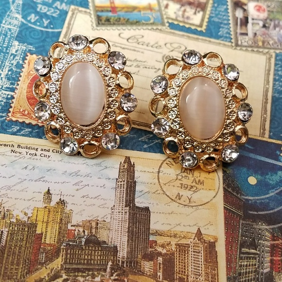 Jewelry - Gold oval earrings